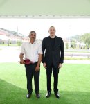 Prezident İlham Əliyev Laçının Bəylik kəndinə köçən sakinlərlə görüşüb, onlara evlərin açarlarını təqdim edib (FOTO/VİDEO) (YENİLƏNİB)