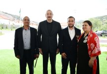 Prezident İlham Əliyev Laçının Bəylik kəndinə köçən sakinlərlə görüşüb, onlara evlərin açarlarını təqdim edib (FOTO/VİDEO) (YENİLƏNİB)