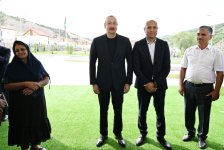 Prezident İlham Əliyev Laçının Bəylik kəndinə köçən sakinlərlə görüşüb, onlara evlərin açarlarını təqdim edib (FOTO/VİDEO) (YENİLƏNİB)