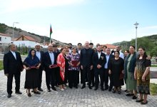 Prezident İlham Əliyev Laçının Bəylik kəndinə köçən sakinlərlə görüşüb, onlara evlərin açarlarını təqdim edib (FOTO/VİDEO) (YENİLƏNİB)