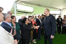 Prezident İlham Əliyev Laçının Bəylik kəndinə köçən sakinlərlə görüşüb, onlara evlərin açarlarını təqdim edib (FOTO/VİDEO) (YENİLƏNİB)