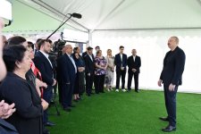 Prezident İlham Əliyev Laçının Bəylik kəndinə köçən sakinlərlə görüşüb, onlara evlərin açarlarını təqdim edib (FOTO/VİDEO) (YENİLƏNİB)