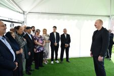 Prezident İlham Əliyev Laçının Bəylik kəndinə köçən sakinlərlə görüşüb, onlara evlərin açarlarını təqdim edib (FOTO/VİDEO) (YENİLƏNİB)