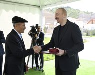 Prezident İlham Əliyev Laçının Bəylik kəndinə köçən sakinlərlə görüşüb, onlara evlərin açarlarını təqdim edib (FOTO/VİDEO) (YENİLƏNİB)