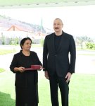 Prezident İlham Əliyev Laçının Bəylik kəndinə köçən sakinlərlə görüşüb, onlara evlərin açarlarını təqdim edib (FOTO/VİDEO) (YENİLƏNİB)