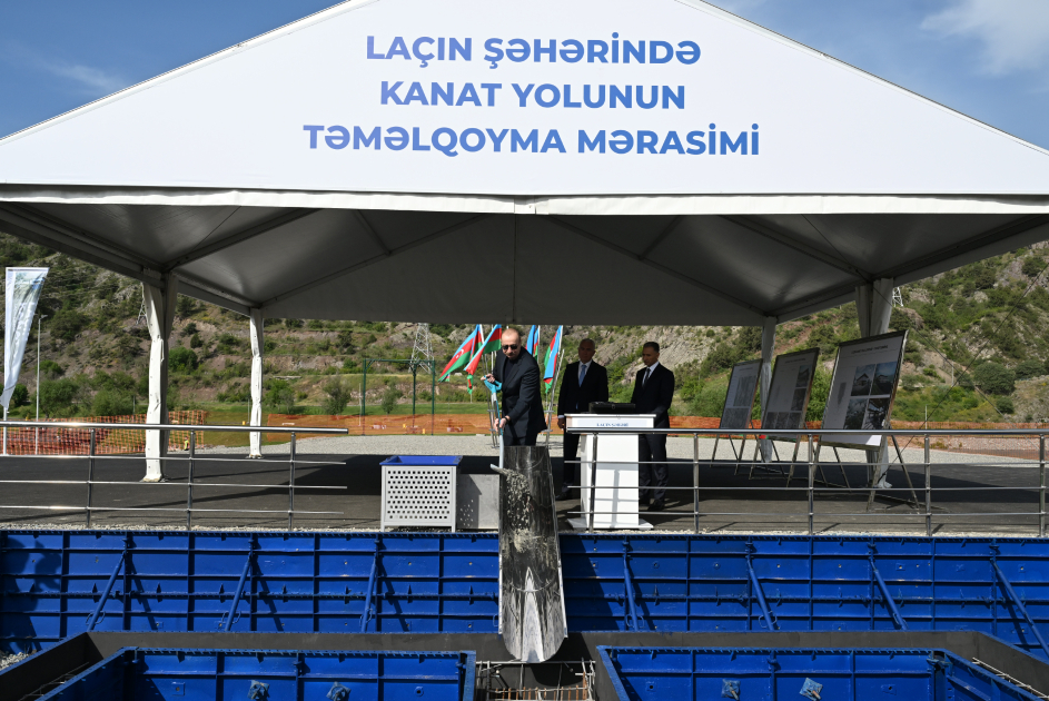 Prezident İlham Əliyev Laçın kanat yolunun təməlini qoyub (FOTO)