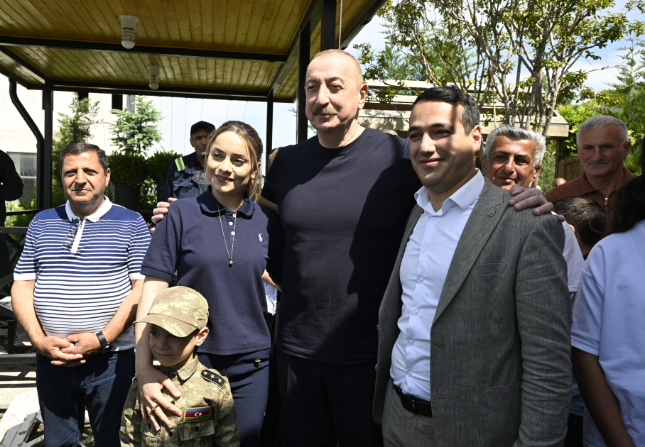 Prezident İlham Əliyev Laçın şəhərində sakinlərlə görüşüb (FOTO) (YENİLƏNİB)