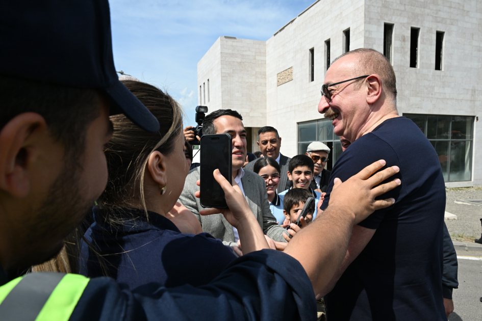 Prezident İlham Əliyev Laçın şəhərində sakinlərlə görüşüb (FOTO) (YENİLƏNİB)