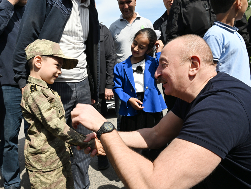 Prezident İlham Əliyev Laçın şəhərində sakinlərlə görüşüb (FOTO) (YENİLƏNİB)