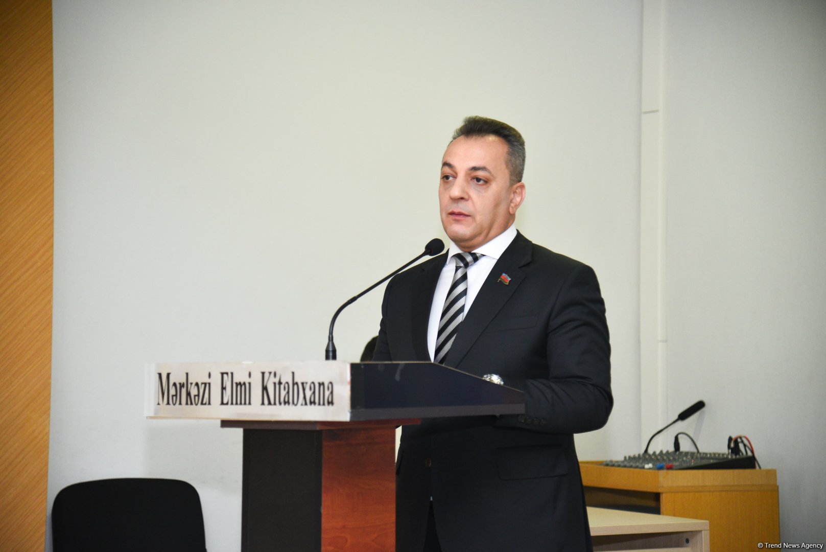Bahəddin Həzinin "Göyün cazibə qüvvəsi" kitabının təqdimat mərasimi və imza günü keçirilib (FOTO)