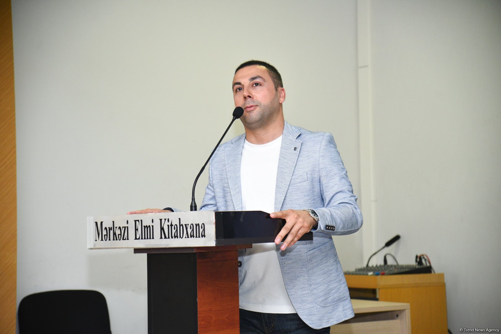 Bahəddin Həzinin "Göyün cazibə qüvvəsi" kitabının təqdimat mərasimi və imza günü keçirilib (FOTO)