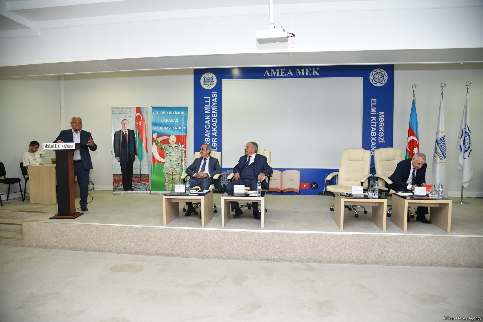Bahəddin Həzinin "Göyün cazibə qüvvəsi" kitabının təqdimat mərasimi və imza günü keçirilib (FOTO)