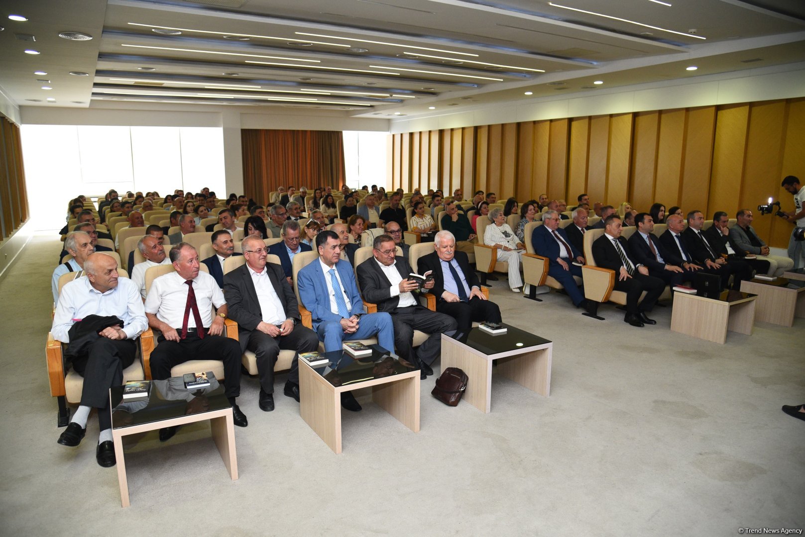 Bahəddin Həzinin "Göyün cazibə qüvvəsi" kitabının təqdimat mərasimi və imza günü keçirilib (FOTO)