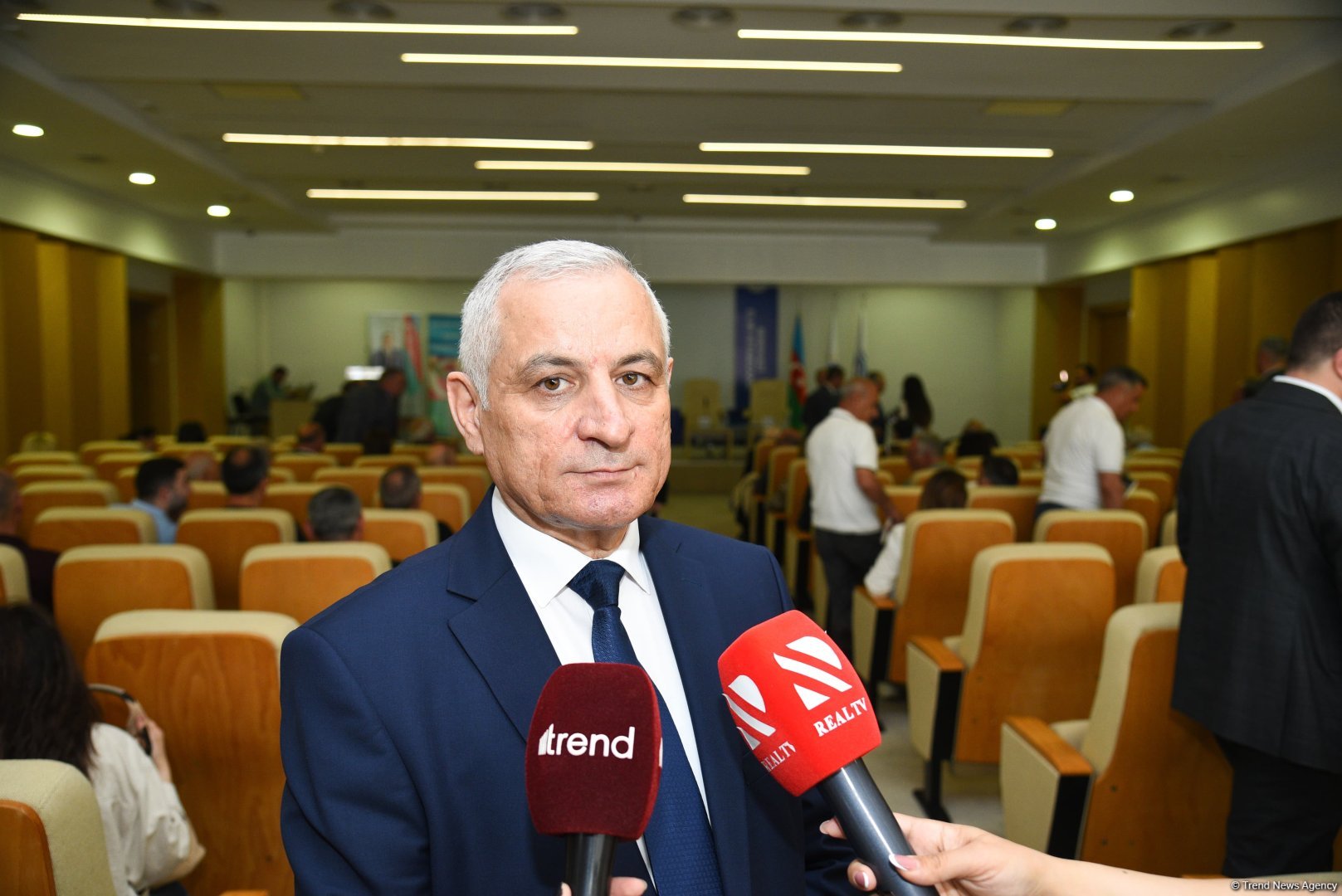 Bahəddin Həzinin "Göyün cazibə qüvvəsi" kitabının təqdimat mərasimi və imza günü keçirilib (FOTO)