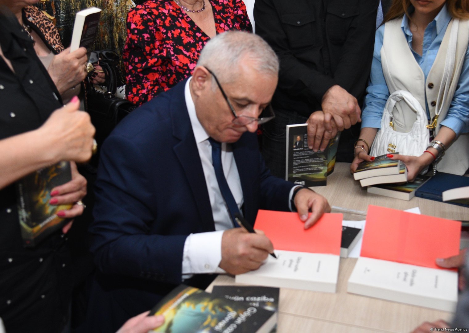 Bahəddin Həzinin "Göyün cazibə qüvvəsi" kitabının təqdimat mərasimi və imza günü keçirilib (FOTO)