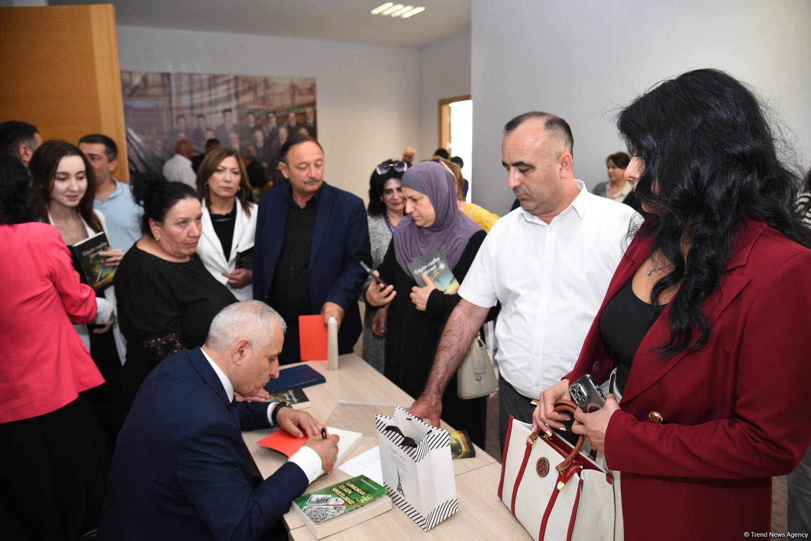 Bahəddin Həzinin "Göyün cazibə qüvvəsi" kitabının təqdimat mərasimi və imza günü keçirilib (FOTO)