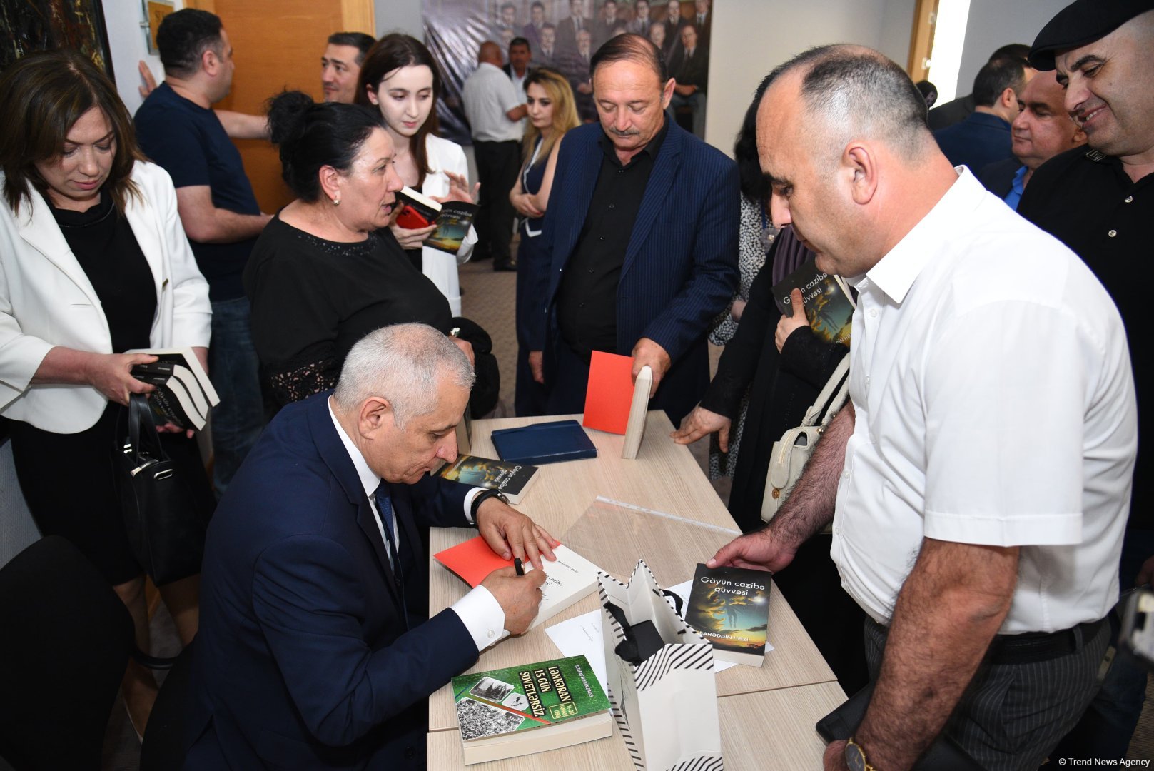 Bahəddin Həzinin "Göyün cazibə qüvvəsi" kitabının təqdimat mərasimi və imza günü keçirilib (FOTO)