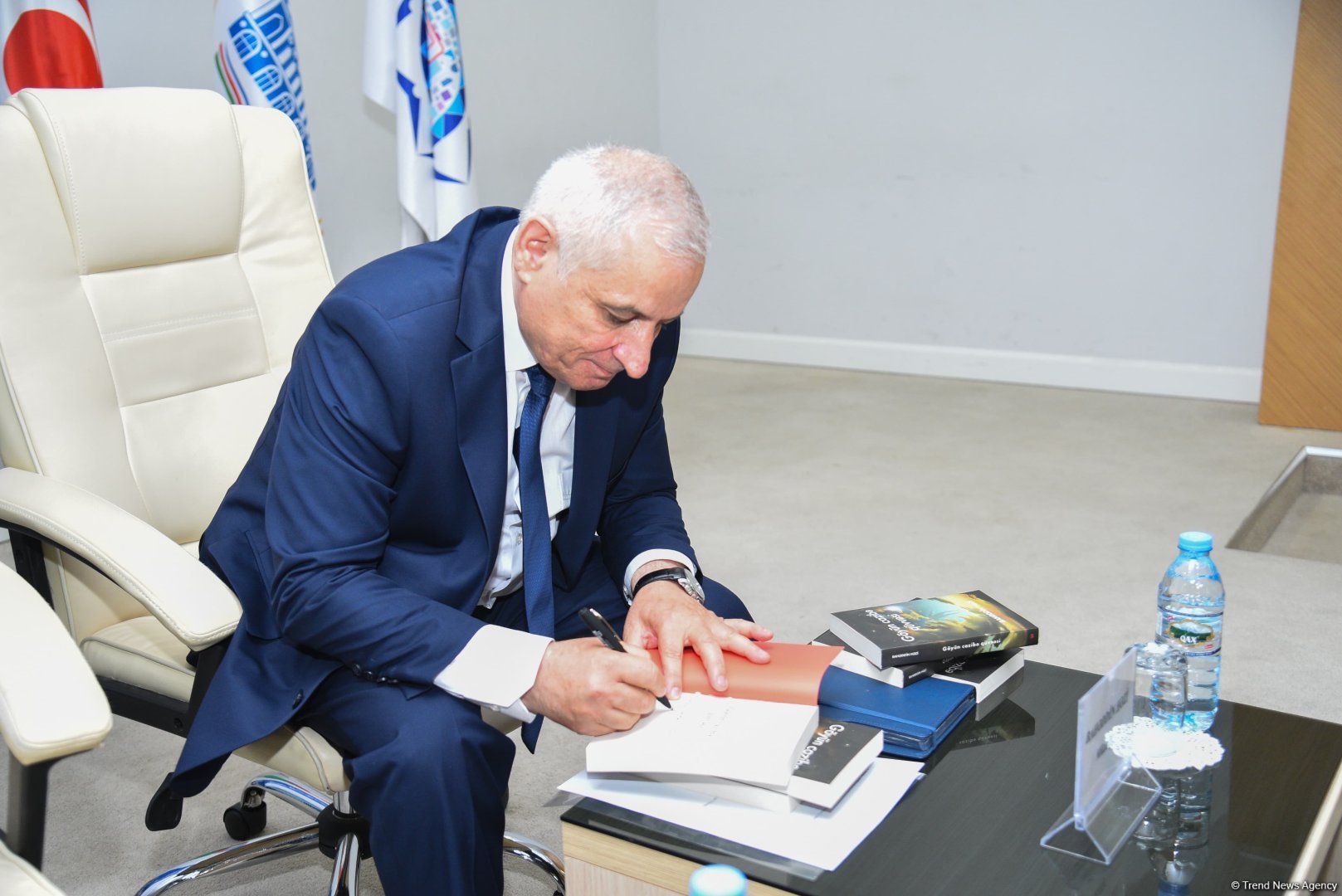 Bahəddin Həzinin "Göyün cazibə qüvvəsi" kitabının təqdimat mərasimi və imza günü keçirilib (FOTO)