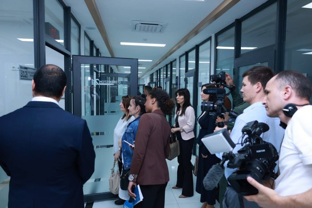 Azərbaycan nümayəndə heyəti Özbəkistan Müdafiə Nazirliyinin mətbuat xidmətinin fəaliyyəti ilə tanış olub (FOTO)