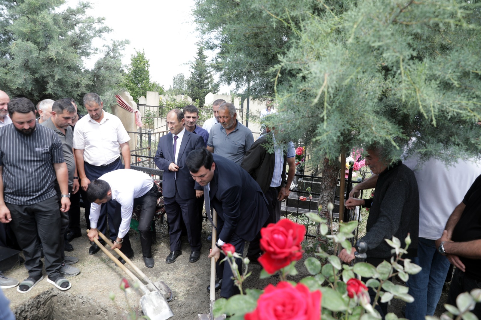 Xaçmazda şəhid atasının dəfn mərasimi keçirilib (FOTO)