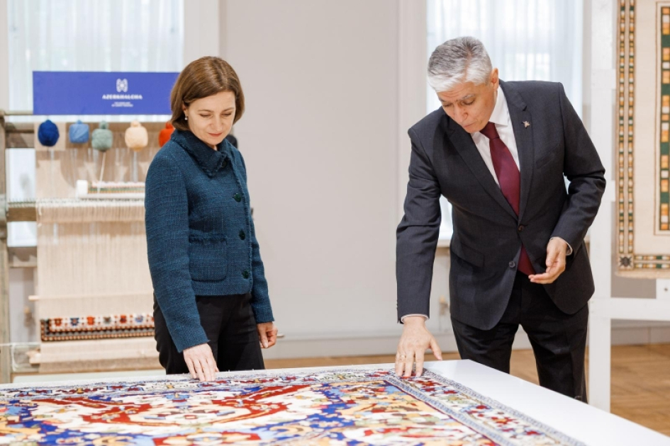 Moldova Prezidenti Azərbaycan xalçaları sərgisi ilə tanış olub (FOTO)