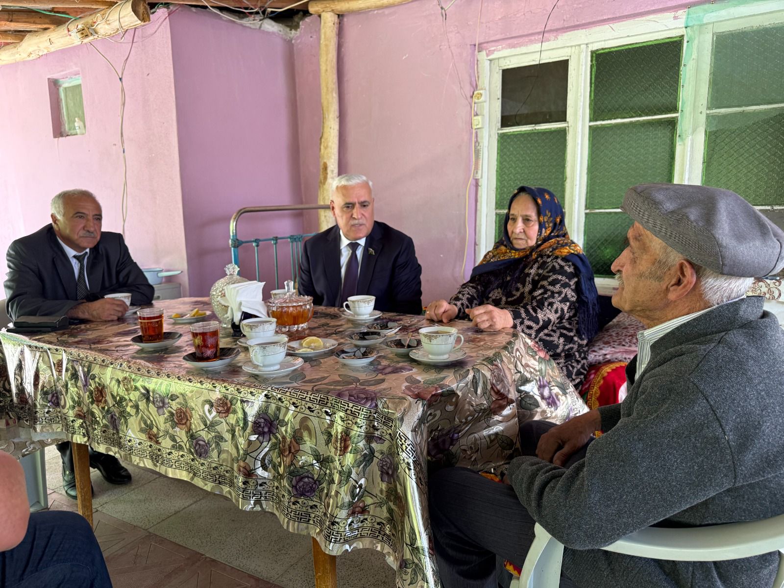 Vüqar Rəhimzadə Ordubadda şəhid ailələrini və Culfada 100 yaşlı sakini evlərində ziyarət edib (FOTO)