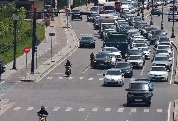 Bakıda yol-nəqliyyat hadisəsi tıxaca səbəb olub
