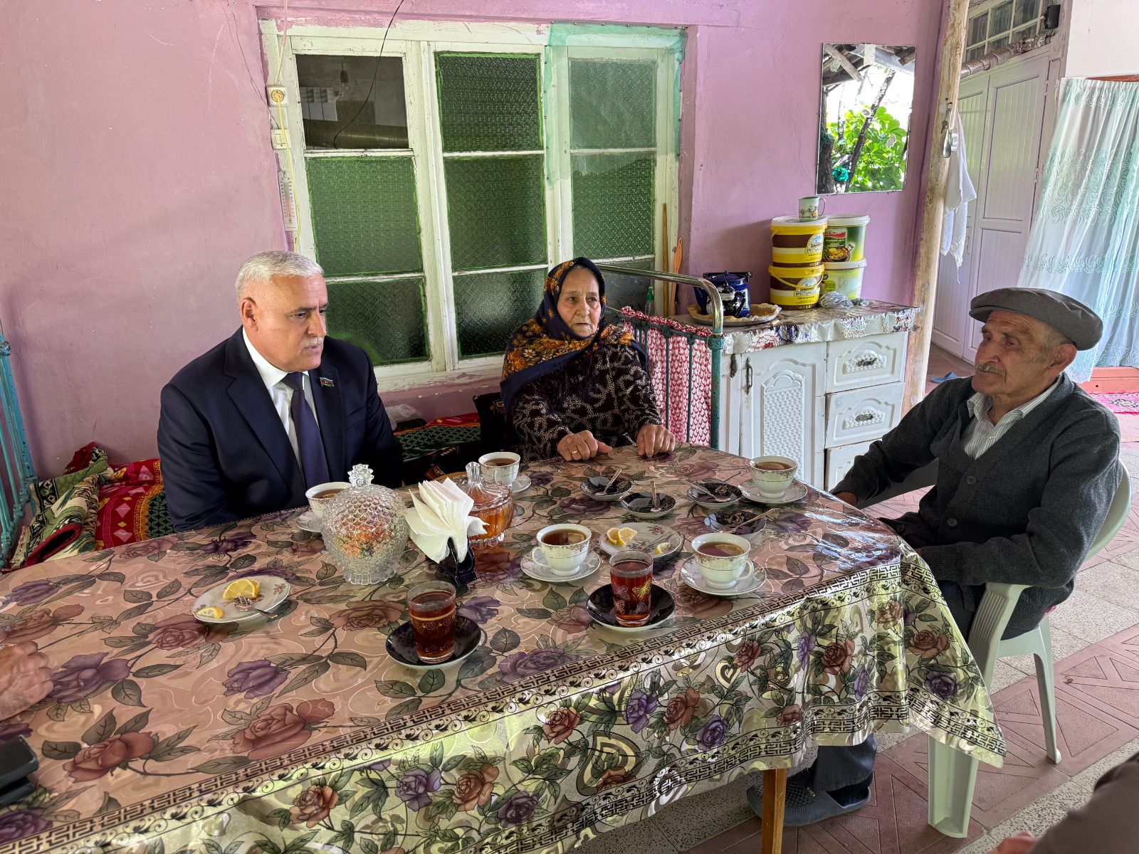 Vüqar Rəhimzadə Ordubadda şəhid ailələrini və Culfada 100 yaşlı sakini evlərində ziyarət edib (FOTO)