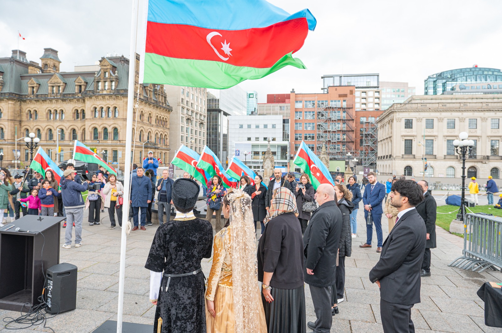 Kanada parlamentinin önündə Azərbaycan bayrağı qaldırılıb