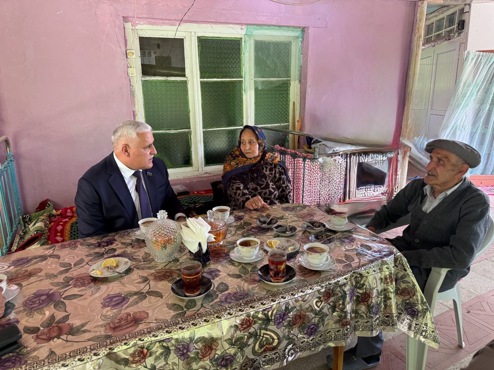 Vüqar Rəhimzadə Ordubadda şəhid ailələrini və Culfada 100 yaşlı sakini evlərində ziyarət edib (FOTO)