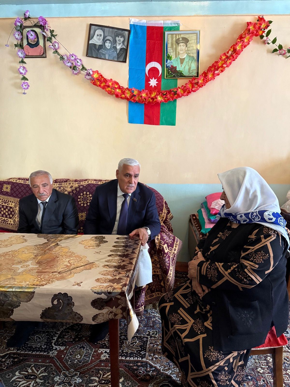 Vüqar Rəhimzadə Ordubadda şəhid ailələrini və Culfada 100 yaşlı sakini evlərində ziyarət edib (FOTO)