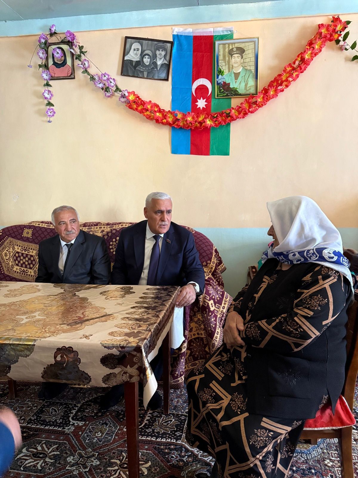 Vüqar Rəhimzadə Ordubadda şəhid ailələrini və Culfada 100 yaşlı sakini evlərində ziyarət edib (FOTO)