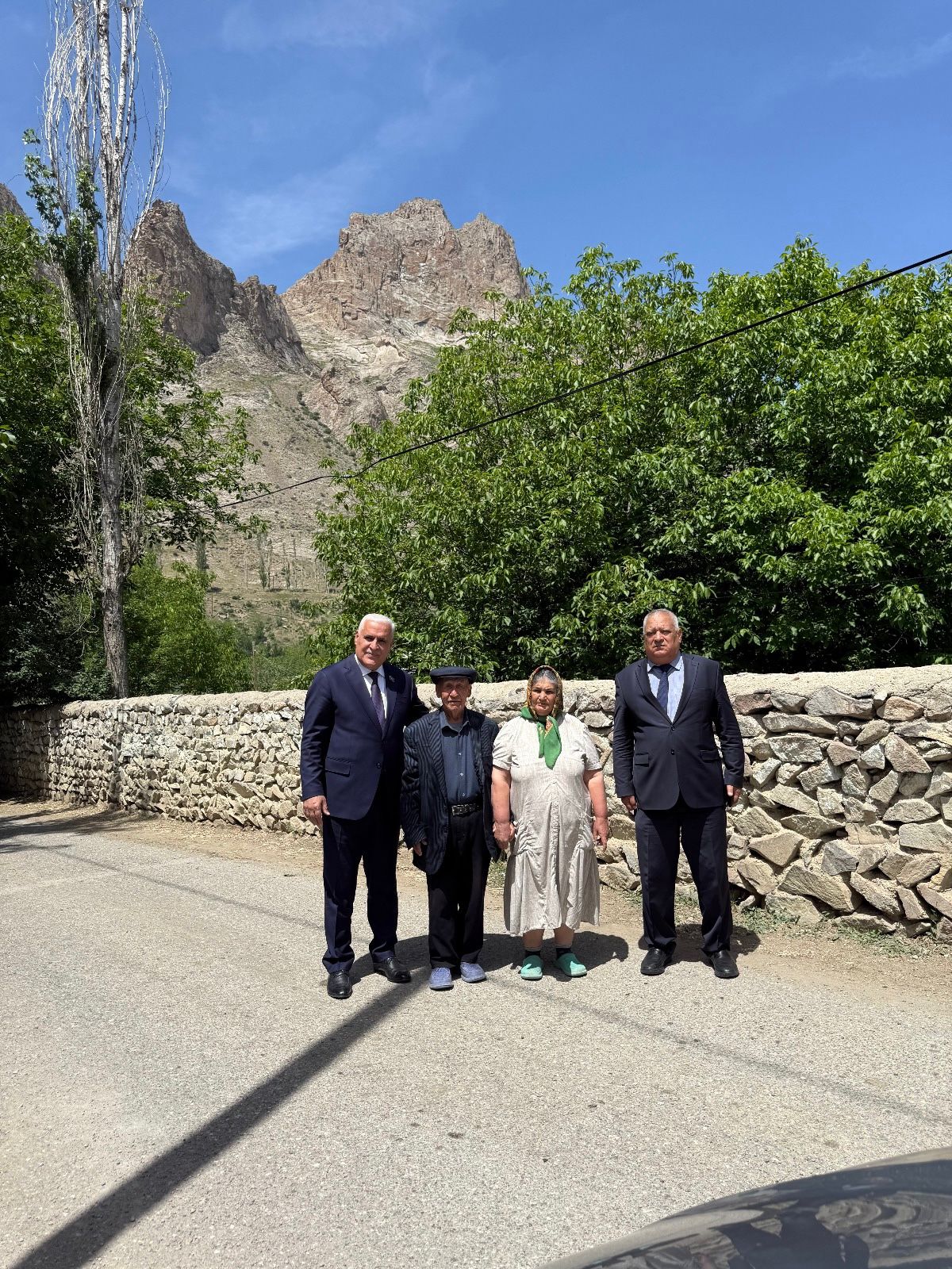 Vüqar Rəhimzadə Ordubadda şəhid ailələrini və Culfada 100 yaşlı sakini evlərində ziyarət edib (FOTO)