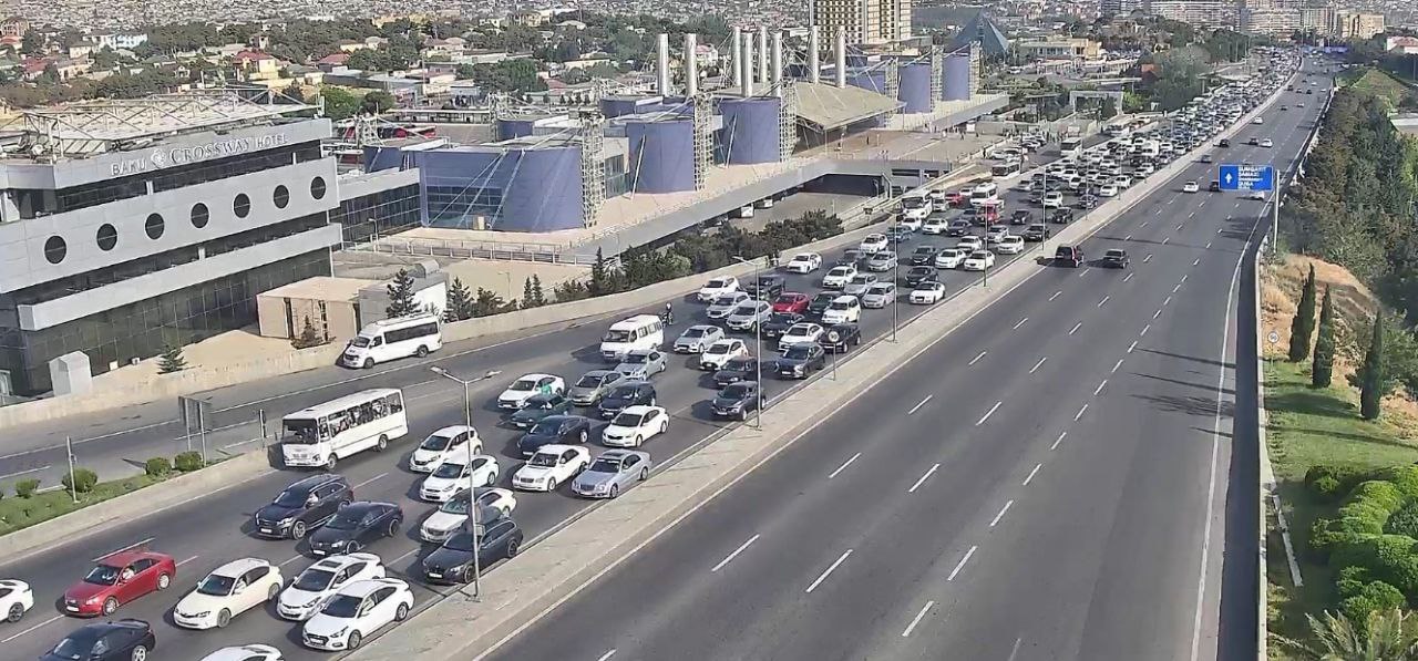 Sürücülərin NƏZƏRİNƏ: Bakıda bu yollarda sıxlıq var - SİYAHI (FOTO)