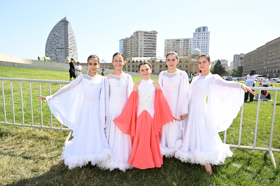 Heydər Əliyev Mərkəzinin parkında Uşaq festivalı keçirilib (FOTO)
