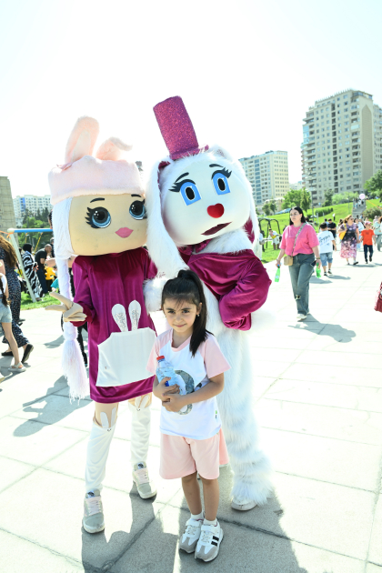 Heydər Əliyev Mərkəzinin parkında Uşaq festivalı keçirilib (FOTO)