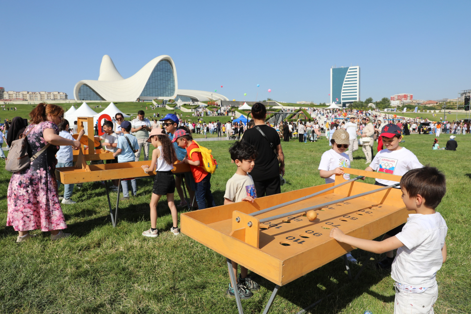 Heydər Əliyev Mərkəzinin parkında Uşaq festivalı keçirilib (FOTO)