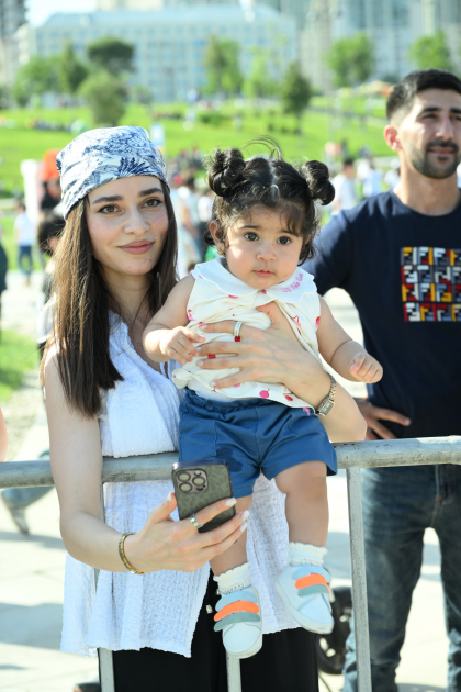 Heydər Əliyev Mərkəzinin parkında Uşaq festivalı keçirilib (FOTO)