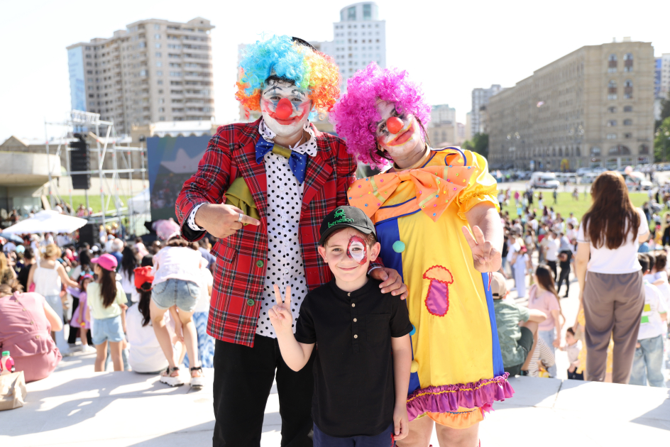 Heydər Əliyev Mərkəzinin parkında Uşaq festivalı keçirilib (FOTO)