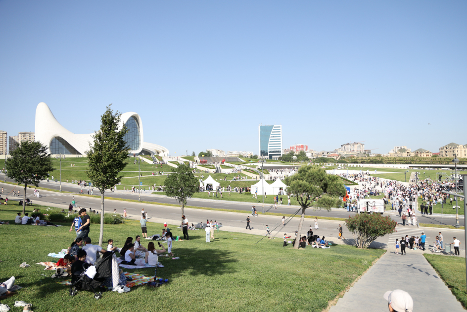 Heydər Əliyev Mərkəzinin parkında Uşaq festivalı keçirilib (FOTO)