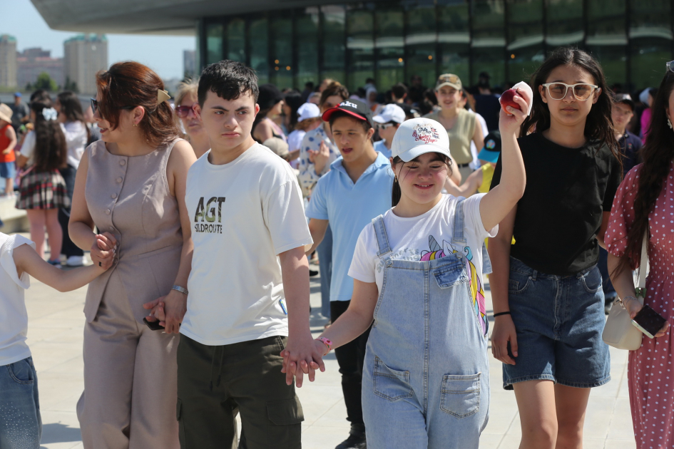 Heydər Əliyev Mərkəzinin parkında Uşaq festivalı keçirilib (FOTO)