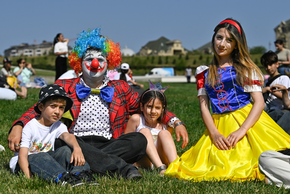Heydər Əliyev Mərkəzinin parkında Uşaq festivalı keçirilib (FOTO)