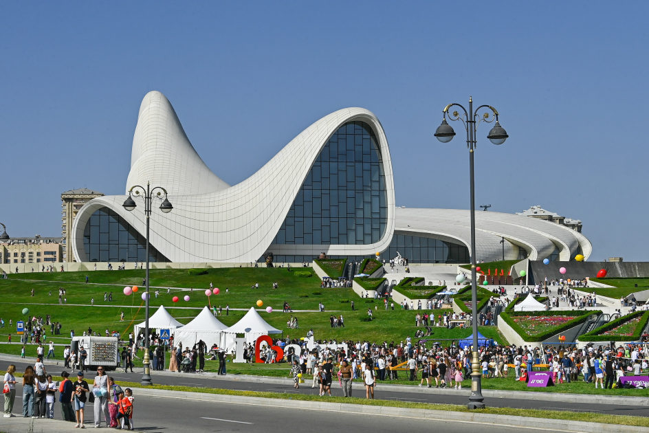 Heydər Əliyev Mərkəzinin parkında Uşaq festivalı keçirilib (FOTO)