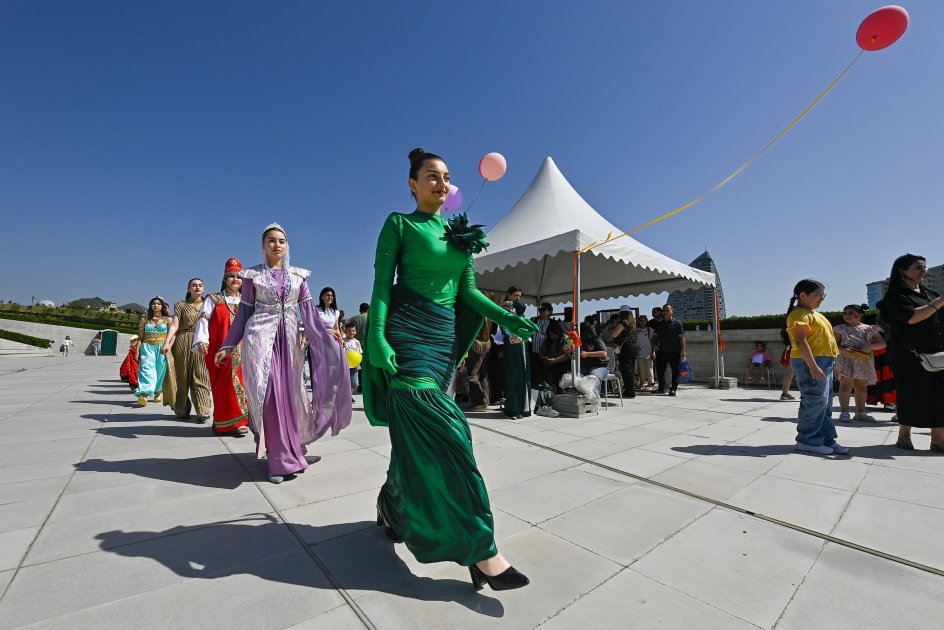 Heydər Əliyev Mərkəzinin parkında Uşaq festivalı keçirilib (FOTO)