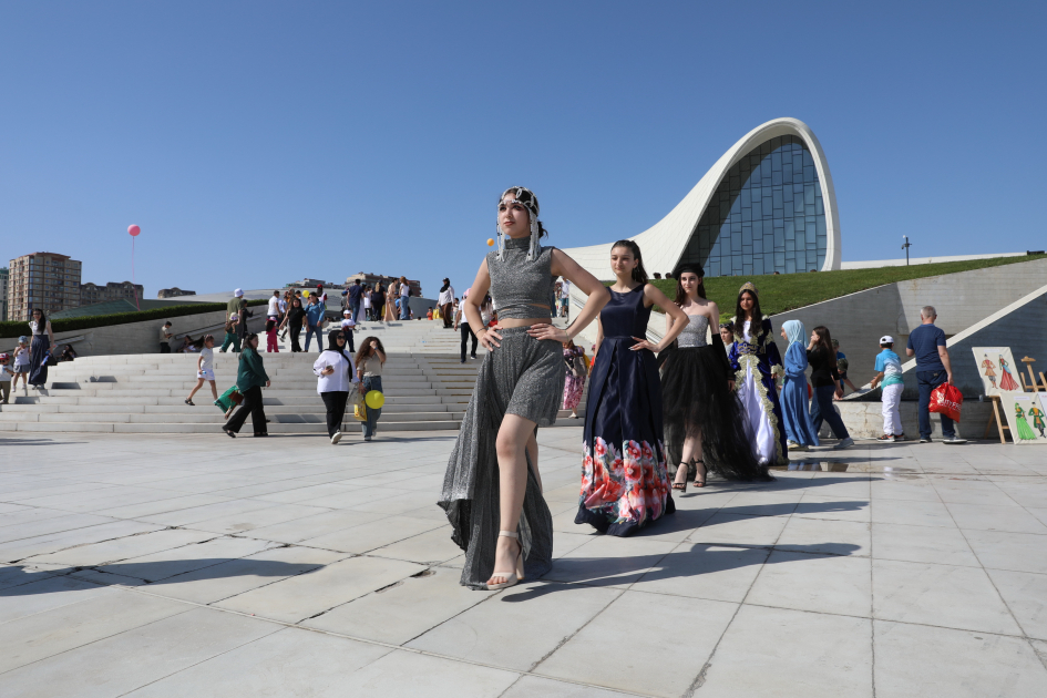 Heydər Əliyev Mərkəzinin parkında Uşaq festivalı keçirilib (FOTO)