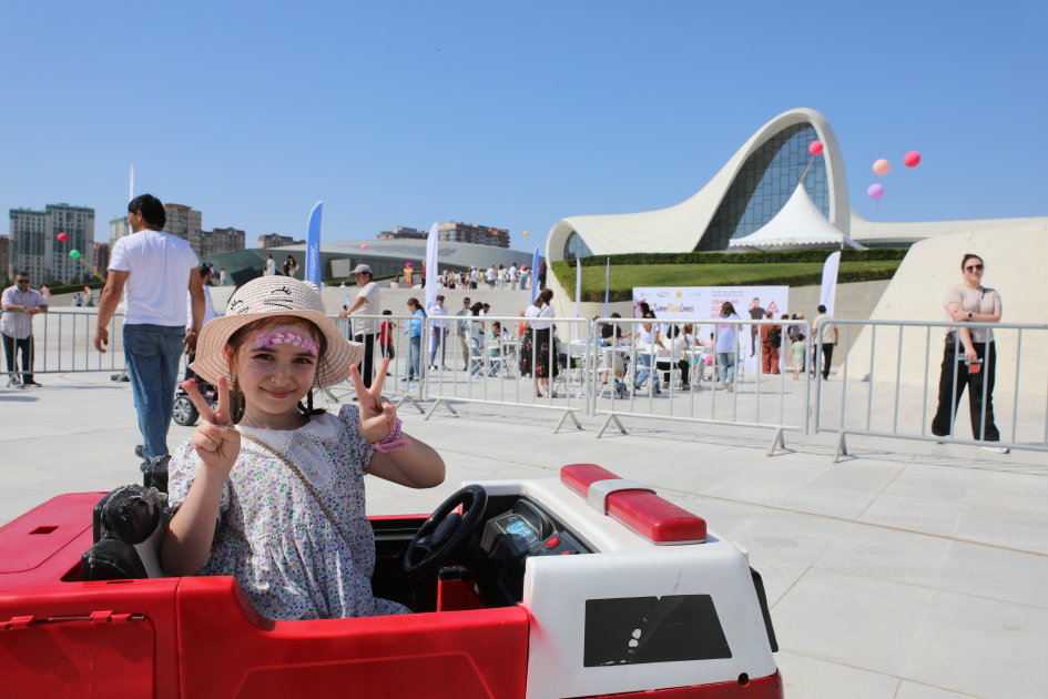 Heydər Əliyev Mərkəzinin parkında Uşaq festivalı keçirilib (FOTO)