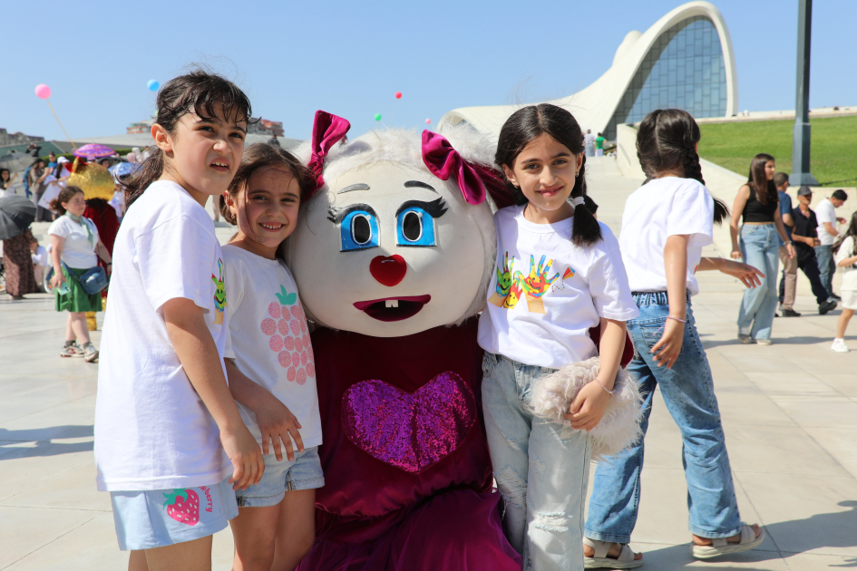 Heydər Əliyev Mərkəzinin parkında Uşaq festivalı keçirilib (FOTO)