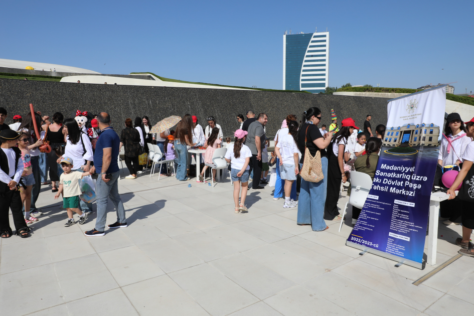 Heydər Əliyev Mərkəzinin parkında Uşaq festivalı keçirilib (FOTO)