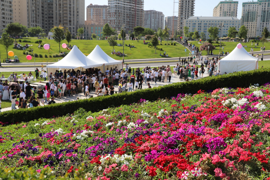 Heydər Əliyev Mərkəzinin parkında Uşaq festivalı keçirilib (FOTO)