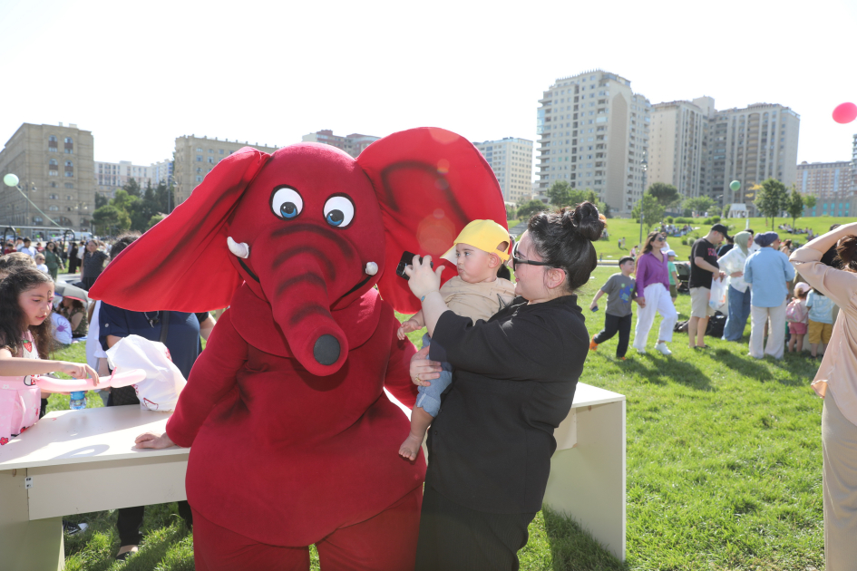 Heydər Əliyev Mərkəzinin parkında Uşaq festivalı keçirilib (FOTO)